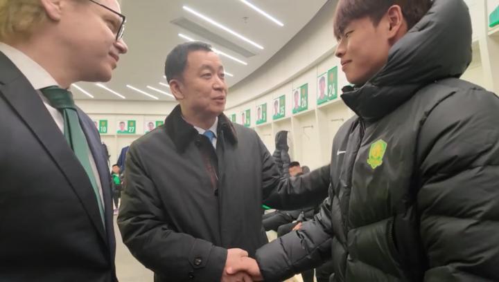  更衣室里的温暖对话，周金辉寄语年轻后卫；成长之路难免曲折。 体育新闻 更衣室里的温暖对话，周金辉寄语年轻后卫；成长之路难免曲折。 体育新闻 更衣室里的温暖对话，周金辉寄语年轻后卫；成长之路难免曲折。 体育新闻