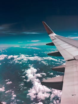 国际油价高位震荡；航空公司面临成本考验；多举措应对压力显现。